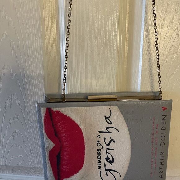 Red lips book cover crossbody bag extremely elegant pre owned . - Picture 2 of 11